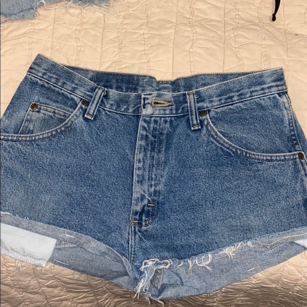 It’s high waisted denim short shorts